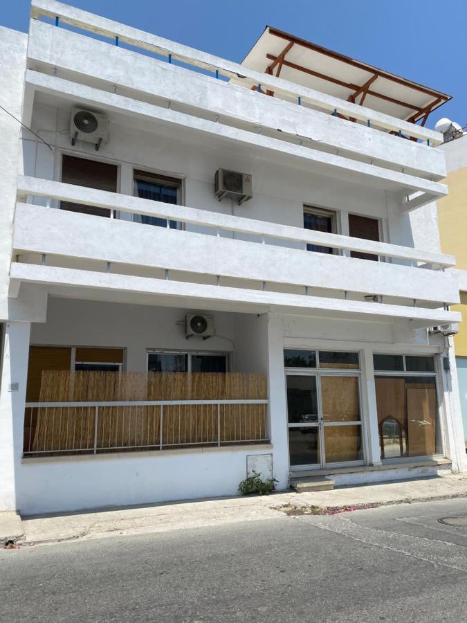 Past Or Tail Hostel ลาร์นาคา ภายนอก รูปภาพ